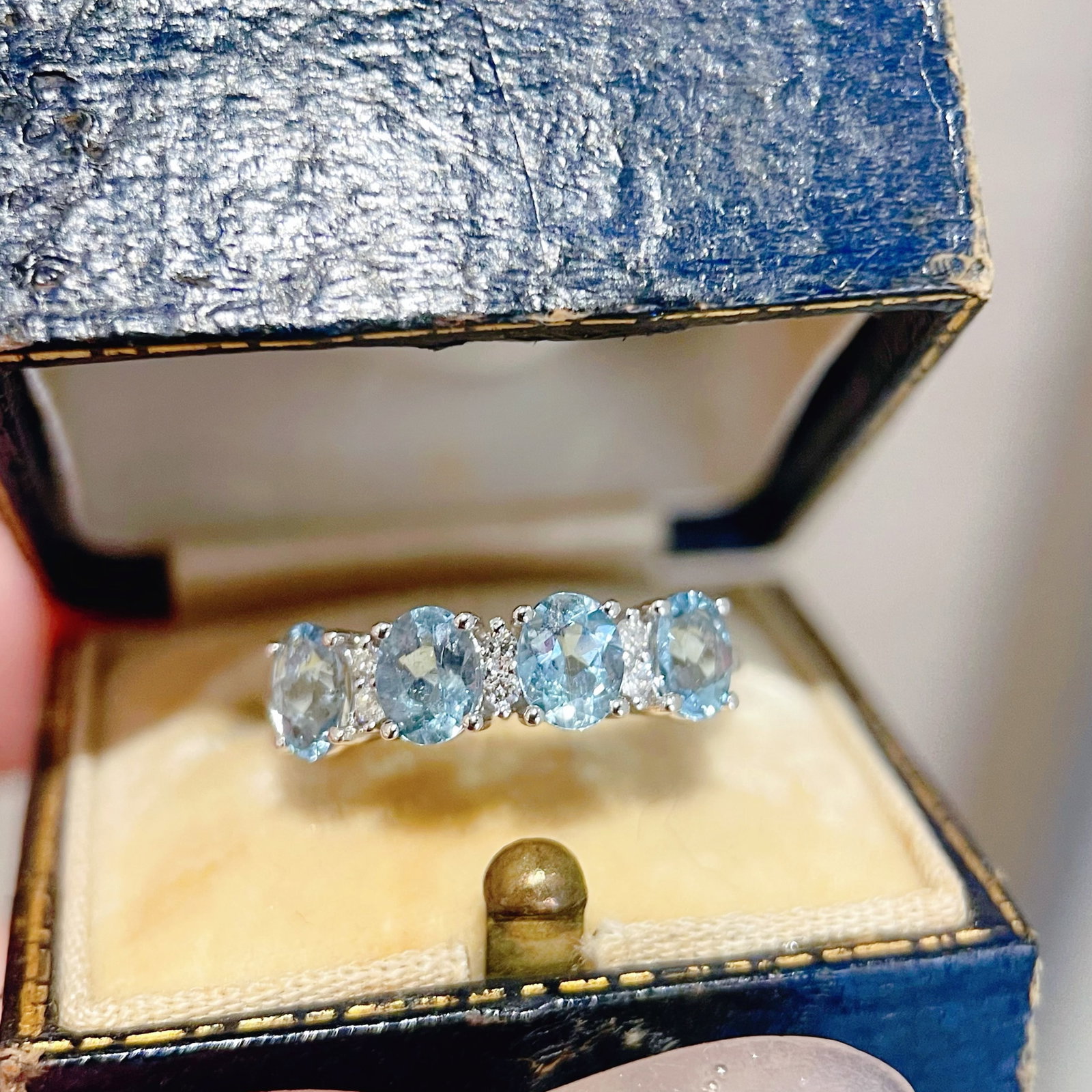 14k Gold 1.1 Ctw Natural Aquamarine & Diamond Ring: Ref:231162206 // gold content:14k gold // ring size:7. 25us // // main gemstone:aquamarine // shape:oval // carat weight:1ct // color:blue // treatment:natural // // adjacent gemstone 2 : diamond //