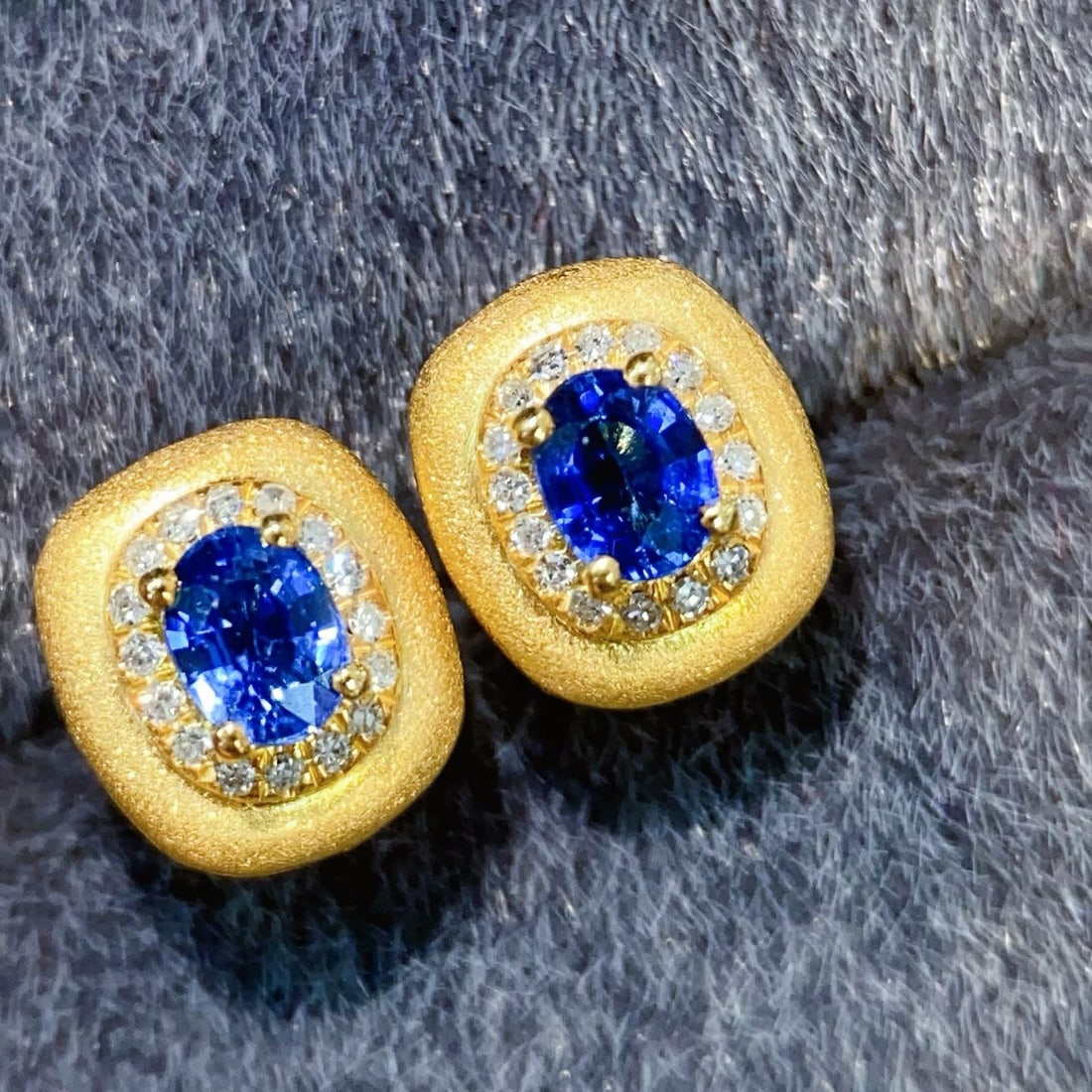 14k Gold 0.55 Ct Natural Sapphire & Diamond Earrings: Ref:231162207 // gold content:14k gold // main gemstone:sapphire // shape:oval // carat weight:0. 55ct // color:blue // treatment:natural // // adjacent gemstone 2 : diamond // number of stones:32 //
