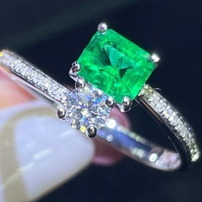 14k Gold 0.95 Ct Natural Emerald & Diamond Ring: Ref:231162210 // gold content:14k gold // ring size:7. 25us // // main gemstone:emerald // shape:octagonal // carat weight:0. 95ct // color:green // treatment:natural // // adjacent gemstone 2 :