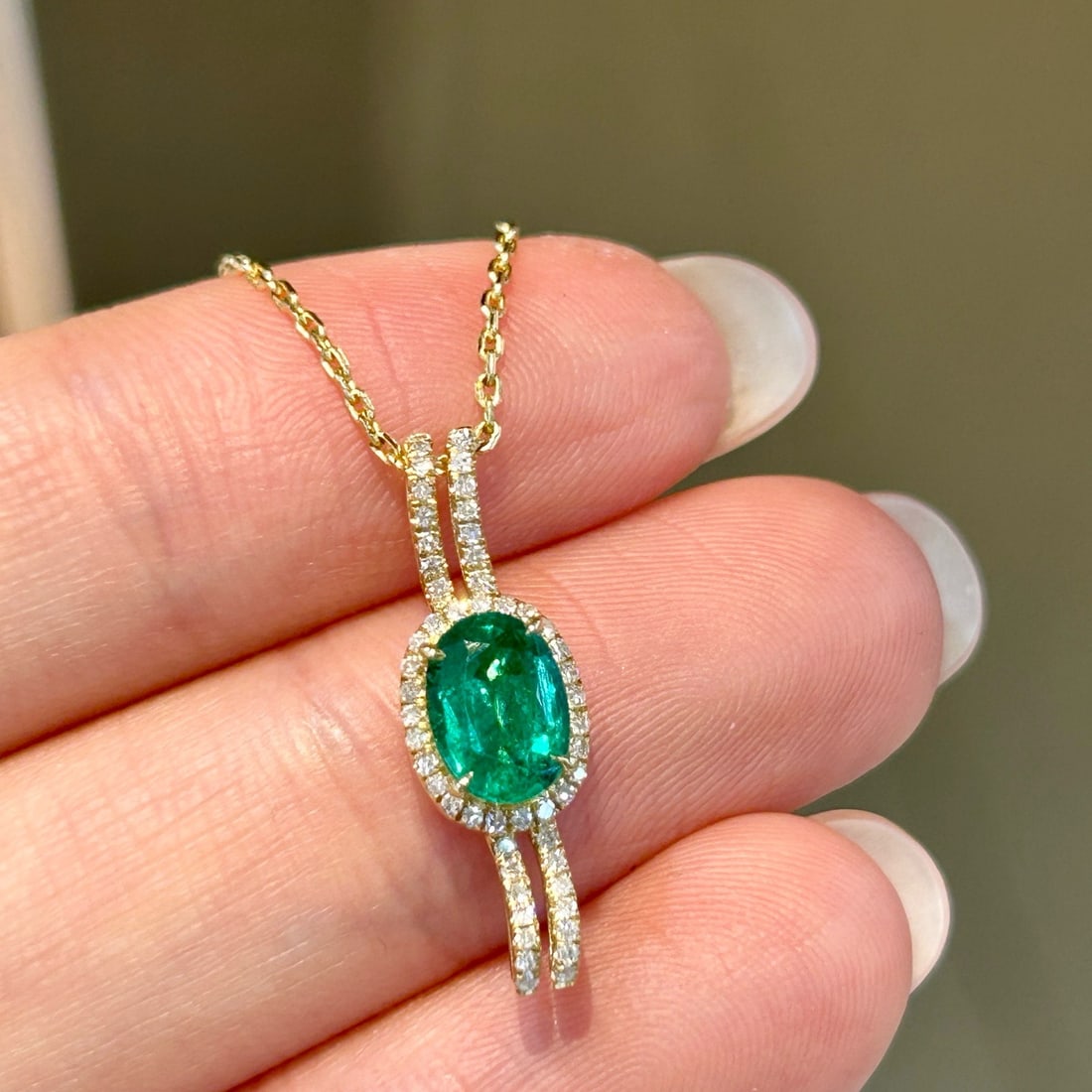 14k Gold 0.82 Ctw Natural Emerald & Diamond Pendant( Without Chain ): Ref:231162216 // gold content:14k gold // main gemstone:emerald // shape:oval // carat weight:0. 7ct // color:green // treatment:natural // // adjacent gemstone 2 : diamond // shape:round // carat