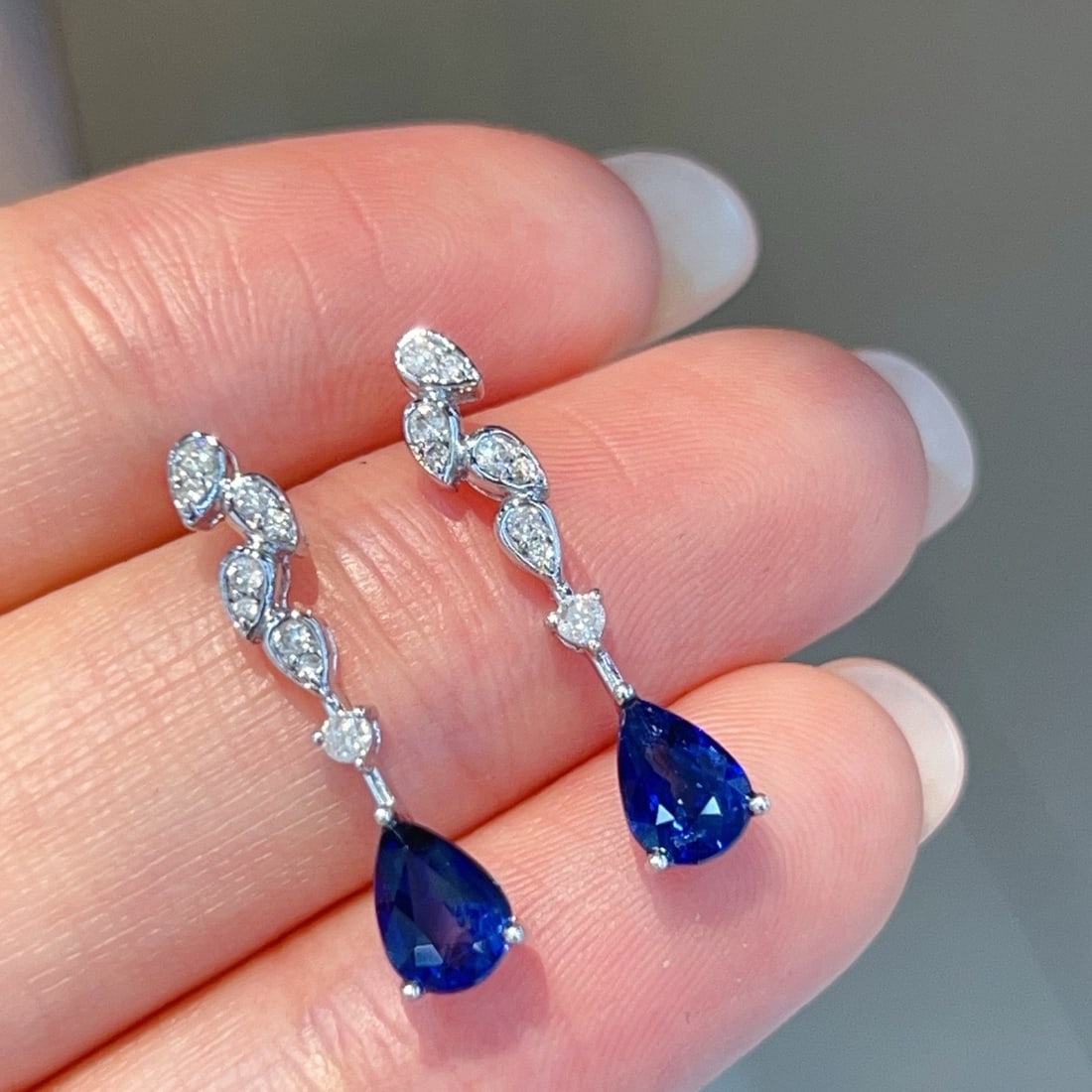 14k Gold 1.3 Ct Natural Sapphire & Diamond Earrings: Ref:231162217 // gold content:14k gold // main gemstone:sapphire // shape:pear // carat weight:1. 3ct // color:blue // treatment:natural // // adjacent gemstone 2 : diamond // shape:round // clarity