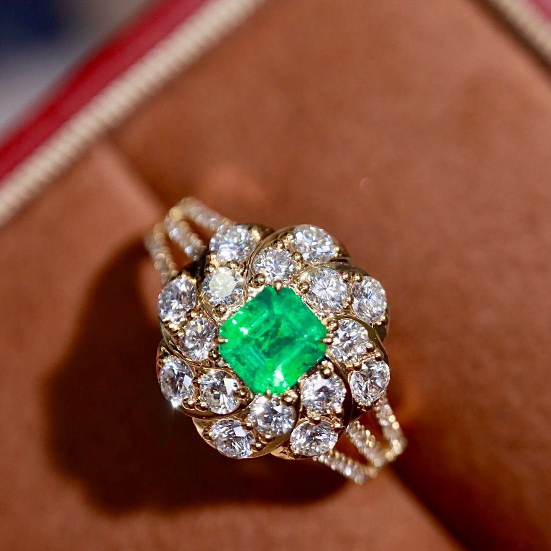 14k Gold 1.30 Ctw Vivid Green Natural Emerald & Diamond Ring: Ref:231162225 // gold content:14k gold // ring size:7. 25us // // main gemstone:emerald // shape:octagonal // carat weight:0. 44ct // color:vivid green // treatment:natural // // adjacent gemstone 2