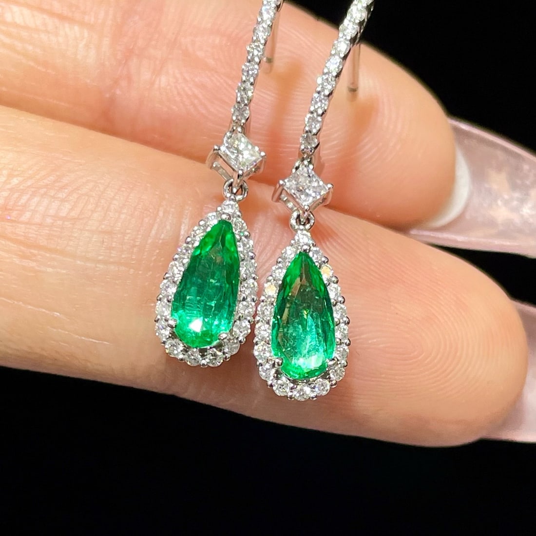 14k Gold 1.40 Ctw Vivid Green Natural Emerald & Diamond Earrings: Ref:231162228 // gold content:14k gold // main gemstone:emerald // shape:pear // carat weight:1. 0ct // color:vivid green // treatment:natural // // adjacent gemstone 2 : diamond // shape:multiple // 