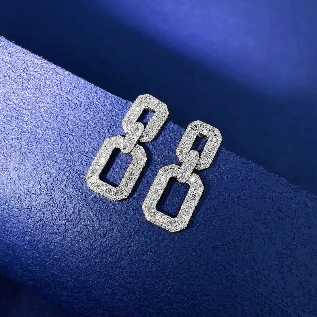14k Gold 0.92 Ctw Natural H Diamond Earrings: Ref:231162277 // gold content:14k gold // main gemstone:diamond // shape:baguette // carat weight:0. 54ct // clarity grade:vs-si // color:h // treatment:natural // // adjacent gemstone 2 : diamond //