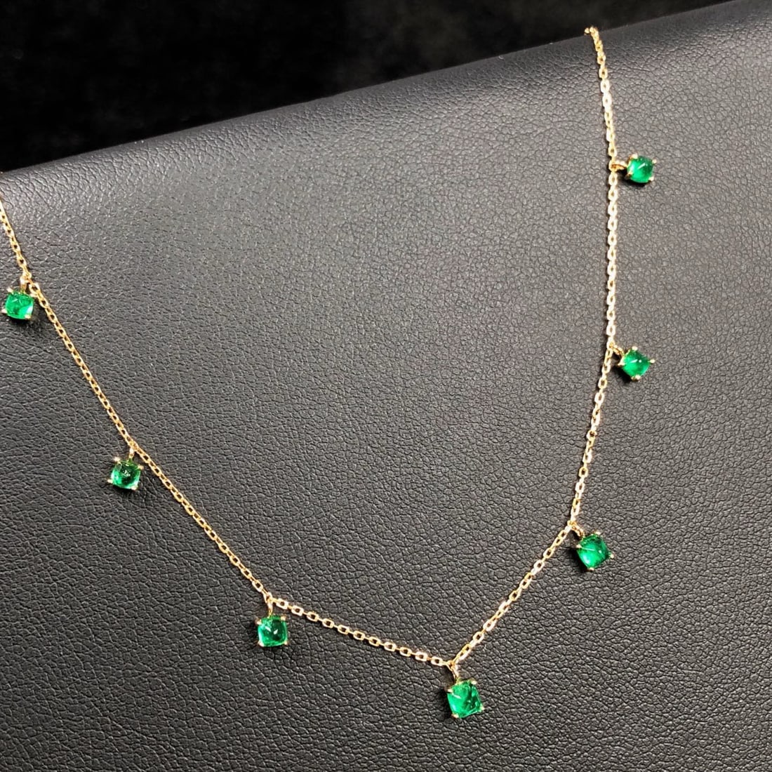 14k Gold 1.05 Ct Natural Emerald Necklace: Ref:231162286 // gold content:14k gold // main gemstone:emerald // shape:sugar-loaf // carat weight:1. 05ct // color:green // treatment:natural // High Estimate: 3300 Low Estimate: 2200 Condition: New