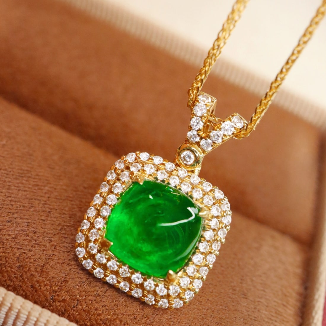 14k Gold 2.92 Ctw Vivid Green Natural Emerald & Diamond Pendant( Without Chain ): Ref:231162312 // gold content:14k gold // main gemstone:emerald // shape:sugar-loaf // carat weight:2. 55ct // color:vivid green // treatment:natural // // adjacent gemstone 2 : diamond // shape:round