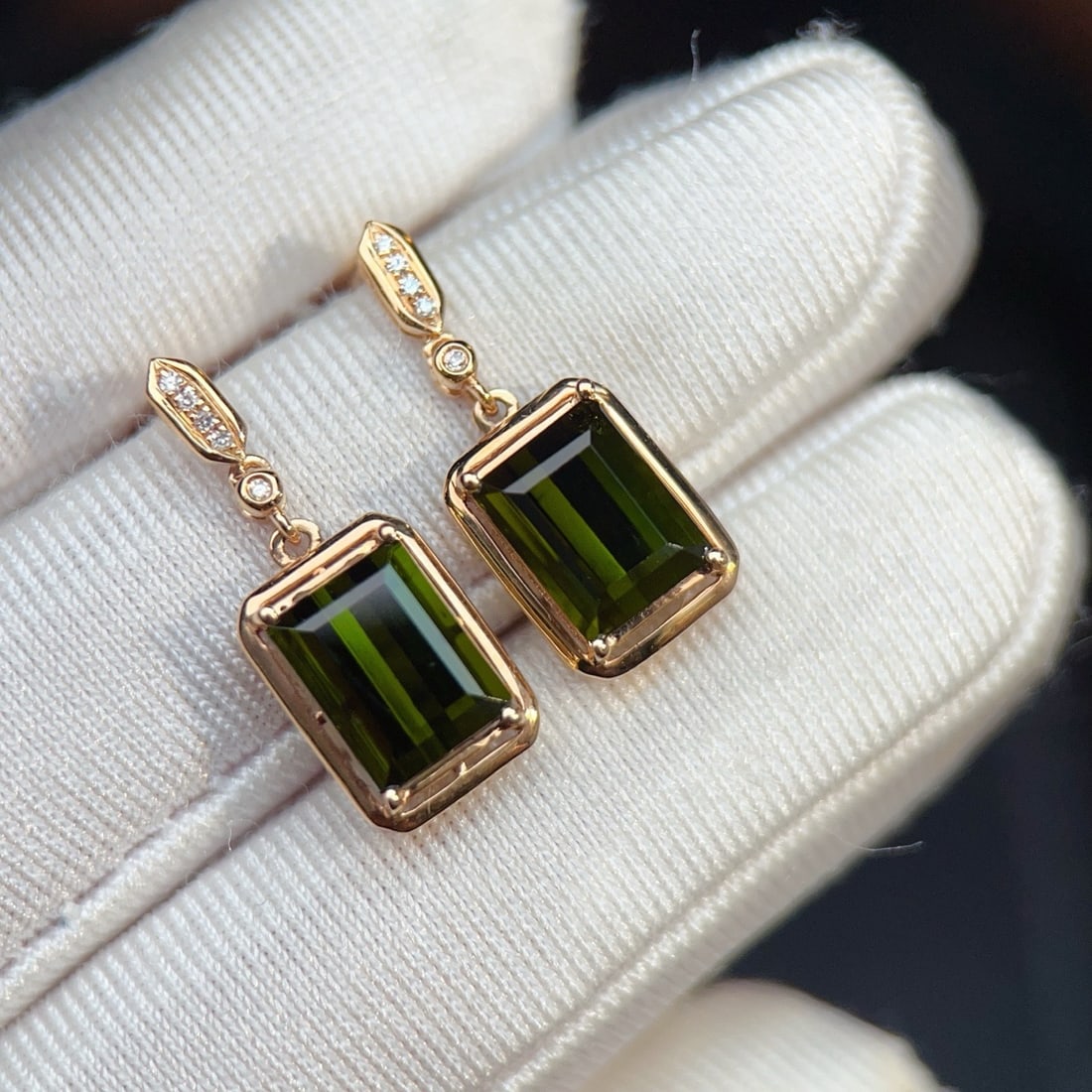 14k Gold 3.78 Ctw Natural Tourmaline & Diamond Earrings: Ref:231162318 // gold content:14k gold // main gemstone:tourmaline // shape:octagonal // carat weight:3. 75ct // color:green // treatment:natural // // adjacent gemstone 2 : diamond // number of