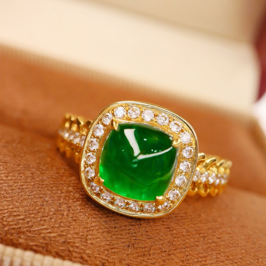 14k Gold 2.10 Ctw Vivid Green Natural Emerald & Diamond Ring: Ref:231162345 // gold content:14k gold // ring size:7. 25us // // main gemstone:emerald // shape:sugar-loaf // carat weight:1. 80ct // color:vivid green // treatment:natural // // adjacent gemstone 2