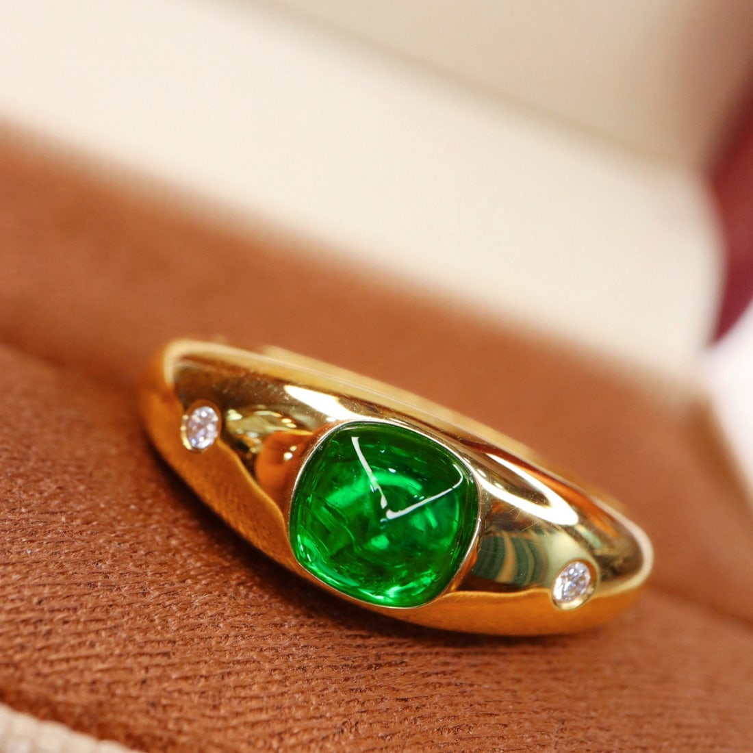 14k Gold 0.93 Ctw Vivid Green Natural Emerald & Diamond Ring: Ref:231162349 // gold content:14k gold // ring size:7. 25us // // main gemstone:emerald // shape:sugar-loaf // carat weight:0. 90ct // color:vivid green // treatment:natural // // adjacent gemstone 2