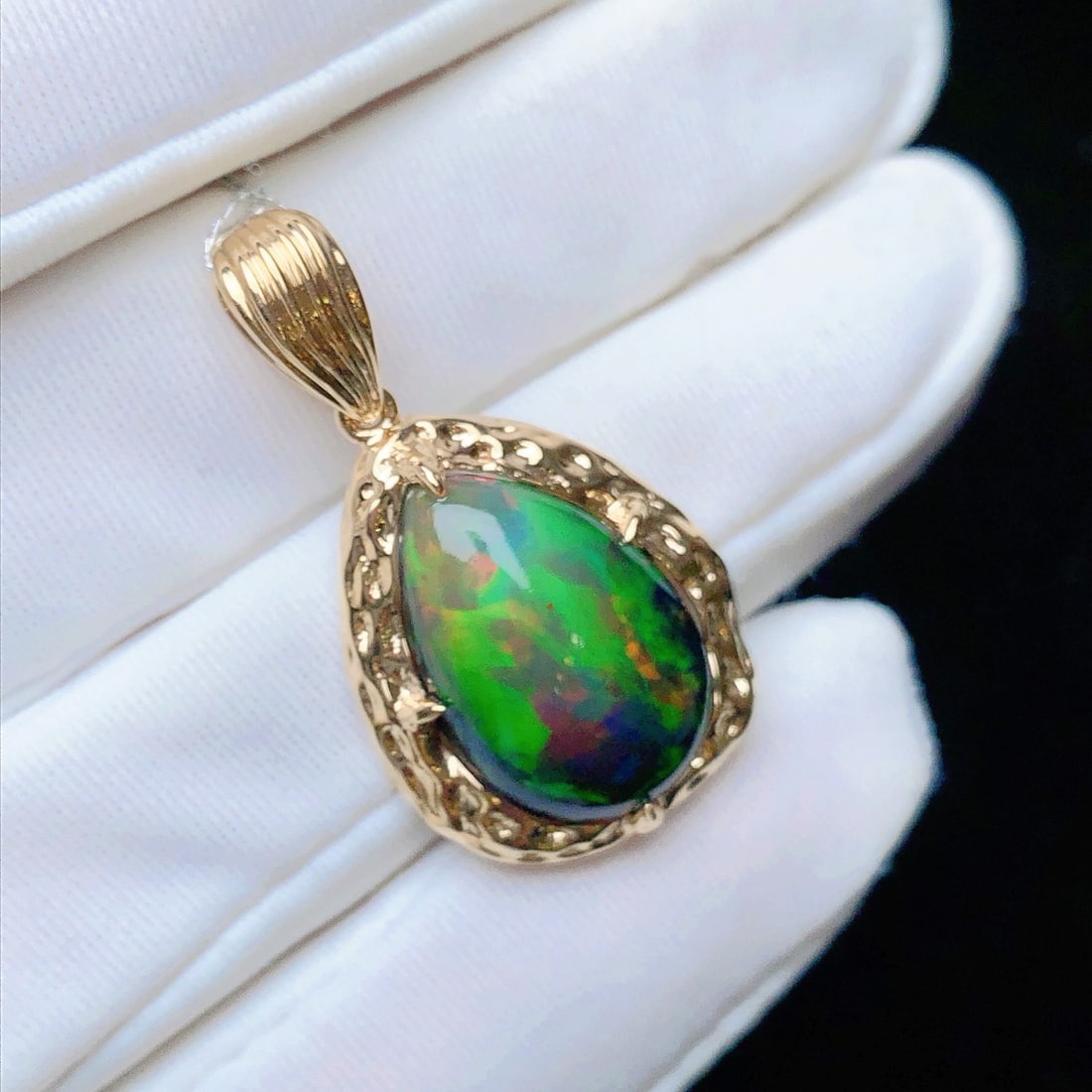 14k Gold 5.30 Ct Natural Opal Pendant( Without Chain ): Ref:231162354 // gold content:14k gold // main gemstone:opal // shape:pear // carat weight:5. 30ct // color:color // treatment:natural // High Estimate: 3300 Low Estimate: 2200 Condition: New