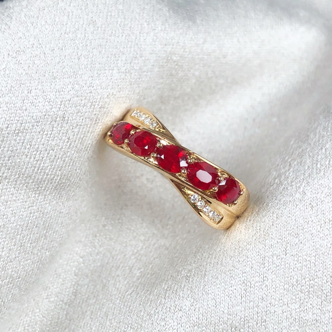 14k Gold 1.07 Ctw Vivid Red Natural Ruby & Diamond Ring: Ref:231162375 // gold content:14k gold // ring size:7. 25us // // main gemstone:ruby // shape:oval // carat weight:1. 02ct // color:vivid red // treatment:natural // // adjacent gemstone 2 : diamond