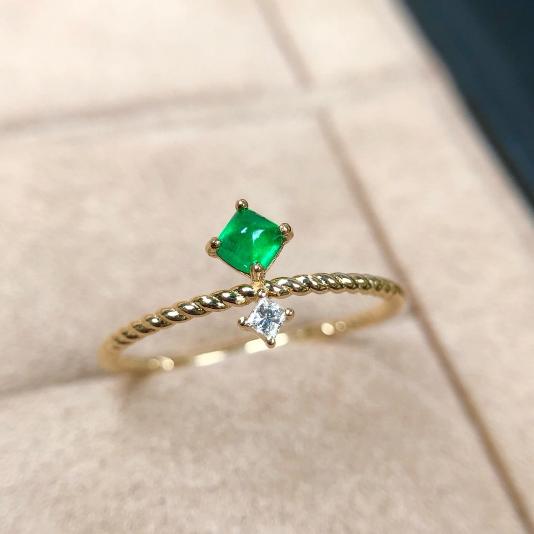 14k Gold 0.21 Ctw Vivid Green Natural Emerald & Diamond Ring: Ref:231162376 // gold content:14k gold // ring size:7. 25us // // main gemstone:emerald // shape:sugar-loaf // carat weight:0. 18ct // color:vivid green // treatment:natural // // adjacent gemstone 2