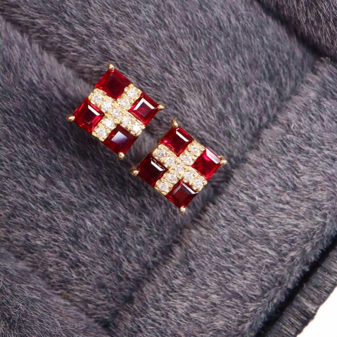 14k Gold 1.08 Ctw Vivid Red Natural Ruby & Diamond Earrings: Ref:231162388 // gold content:14k gold // main gemstone:ruby // shape:square // carat weight:0. 99ct // color:vivid red // treatment:natural // // adjacent gemstone 2 : diamond // shape:round //