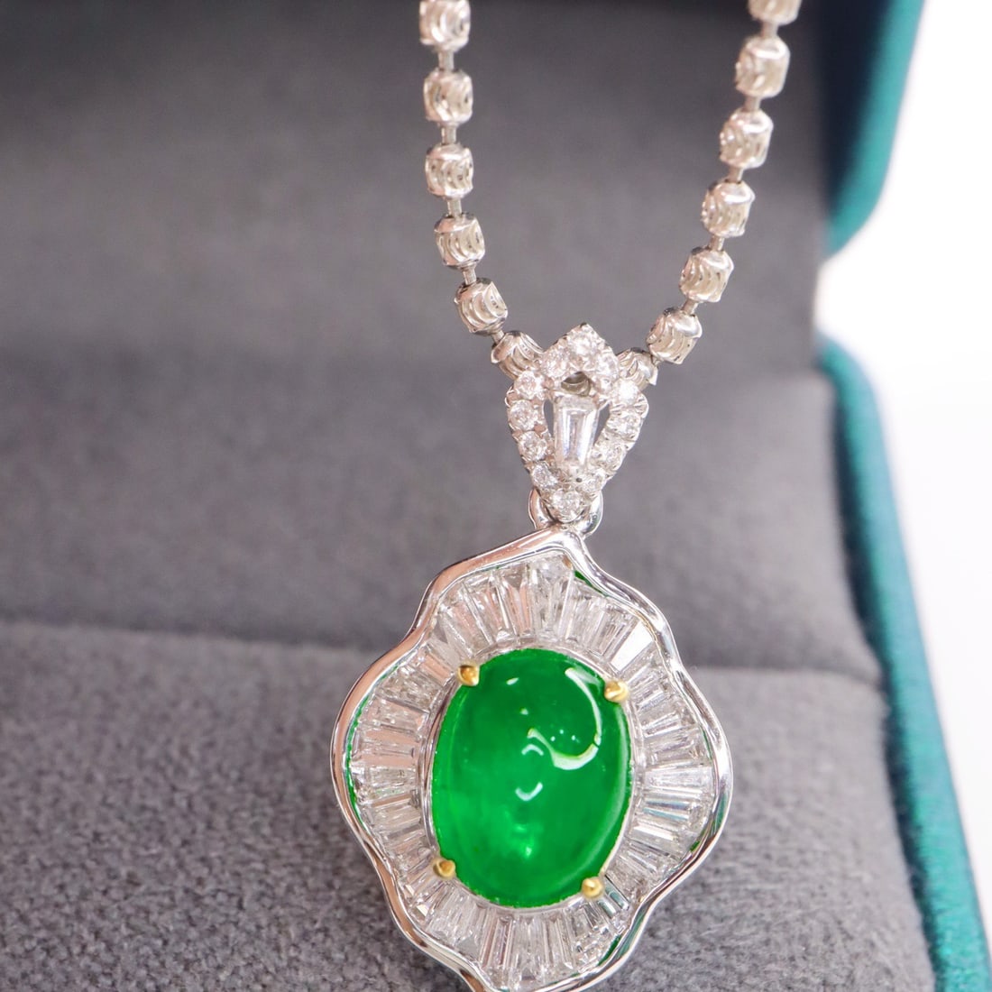 14k Gold 2.51 Ctw Vivid Green Natural Emerald & Diamond Pendant( Without Chain ): Ref:231162411 // gold content:14k gold // main gemstone:emerald // shape:oval // carat weight:1. 75ct // color:vivid green // treatment:natural // // adjacent gemstone 2 : diamond // shape:multiple //
