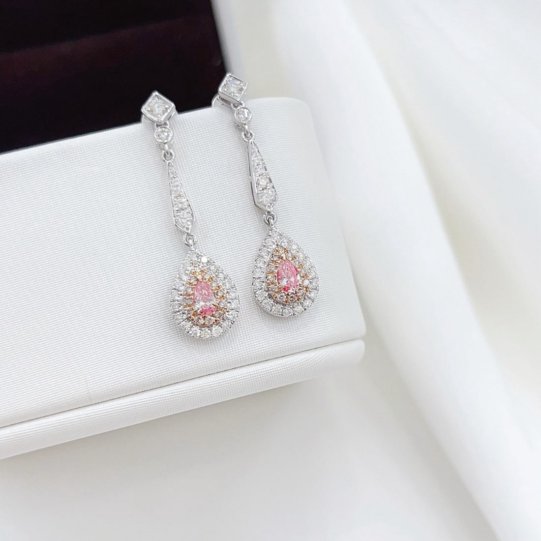 14k Gold 0.78 Ctw Natural Pink Diamond & Diamond Earrings: Ref:231162414 // gold content:14k gold // main gemstone:pink diamond // shape:pear // carat weight:0. 22ct // color:pink // treatment:natural // // adjacent gemstone 2 : diamond // shape:round // cara