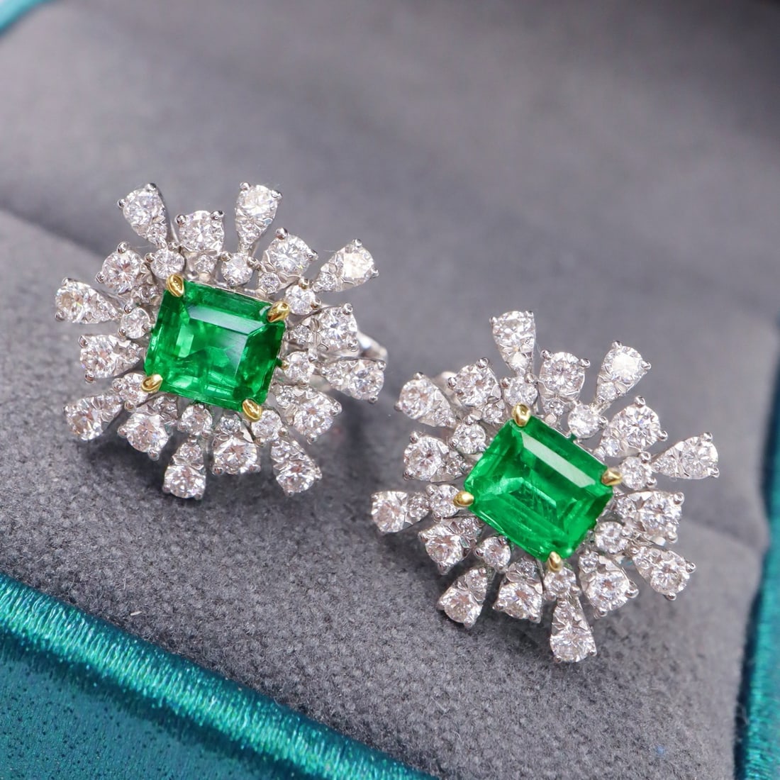 14k Gold 1.83 Ctw Vivid Green Natural Emerald & Diamond Earrings: Ref:231162429 // gold content:14k gold // main gemstone:emerald // shape:octagonal // carat weight:1. 00ct // color:vivid green // treatment:natural // // adjacent gemstone 2 : diamond // shape:round 