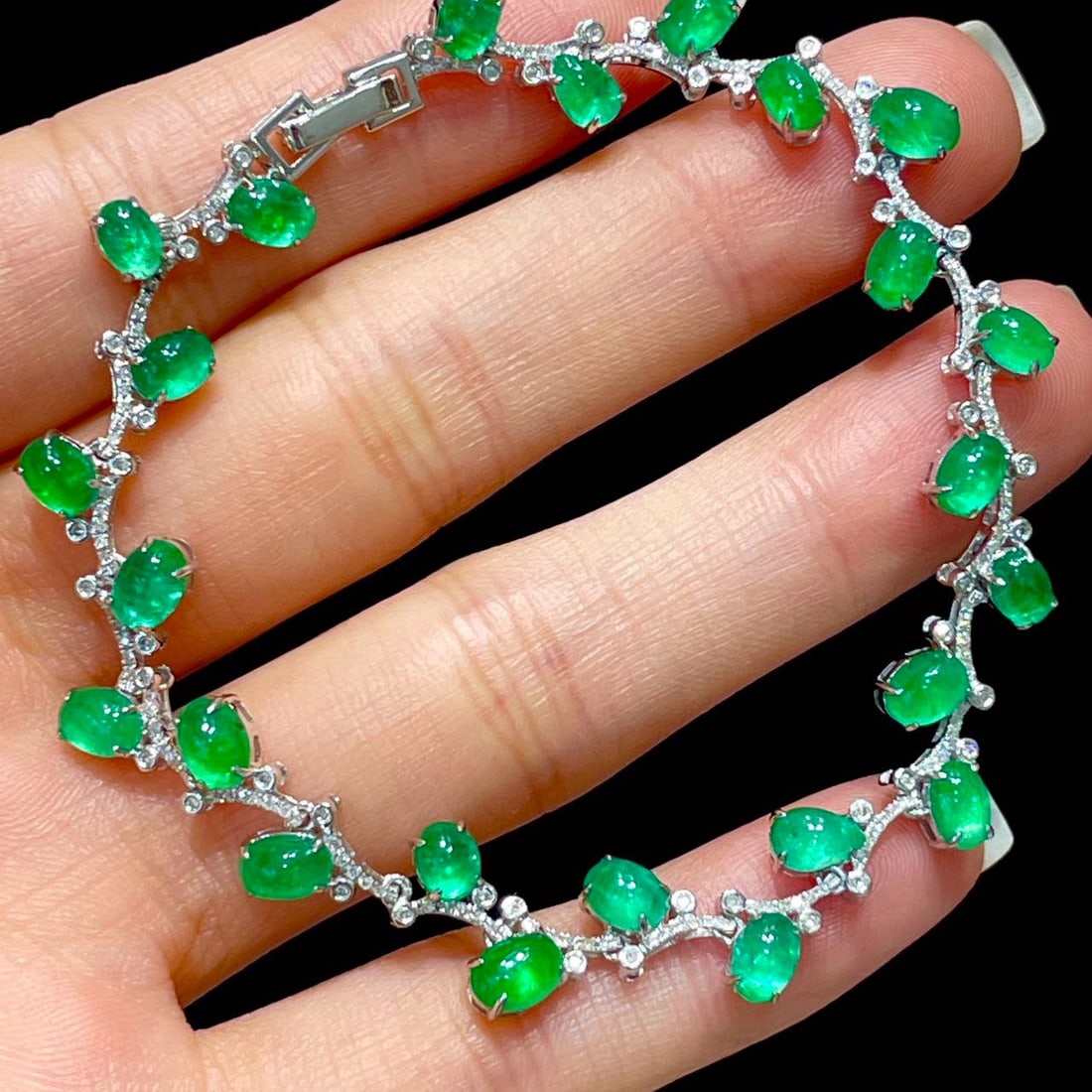 14k Gold 9 Ct Natural Emerald & Diamond Bracelet: Ref:231162447 // gold content:14k gold // main gemstone:emerald // shape:multiple // carat weight:9ct // color:green // treatment:natural // // adjacent gemstone 2 : diamond // shape:round // clarity
