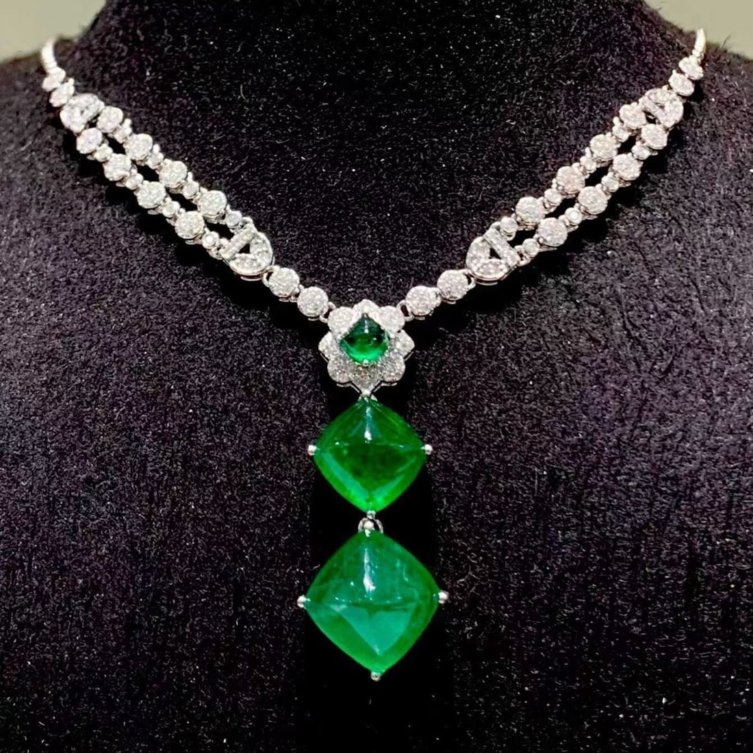 14k Gold 8.88 Ct Natural Emerald & Diamond Necklace: Ref:231163004 // gold content:14k gold // main gemstone:emerald // shape:sugar-loaf // carat weight:8. 88ct // color:green // treatment:natural // // adjacent gemstone 2 : diamond // number of stones: