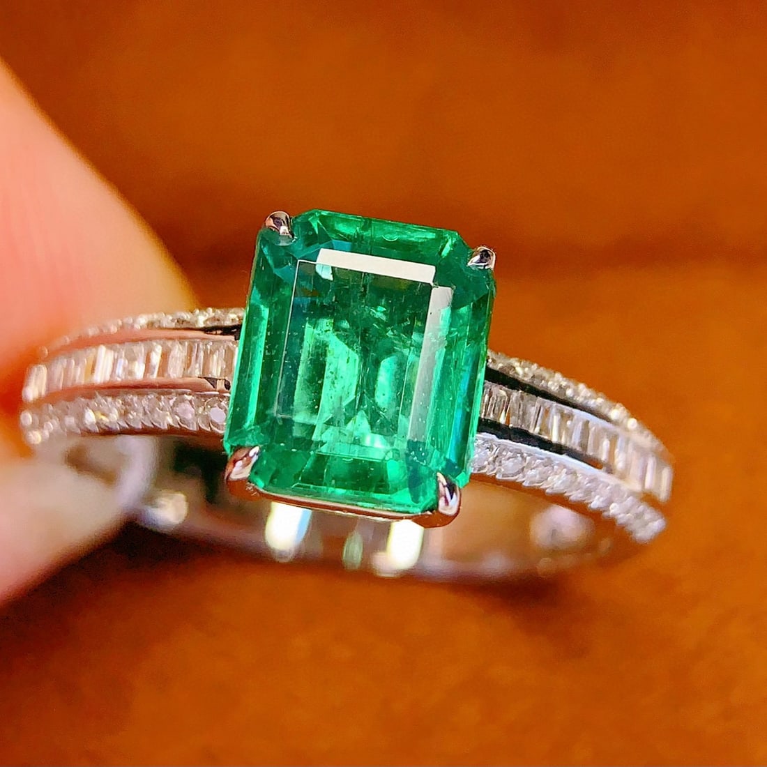 14k Gold 1.75 Ct Natural Emerald & Diamond Ring: Ref:231163075 // gold content:14k gold // ring size:7. 25us // // main gemstone:emerald // shape:octagonal // carat weight:1. 75ct // color:green // treatment:natural // // adjacent gemstone 2 : diamo