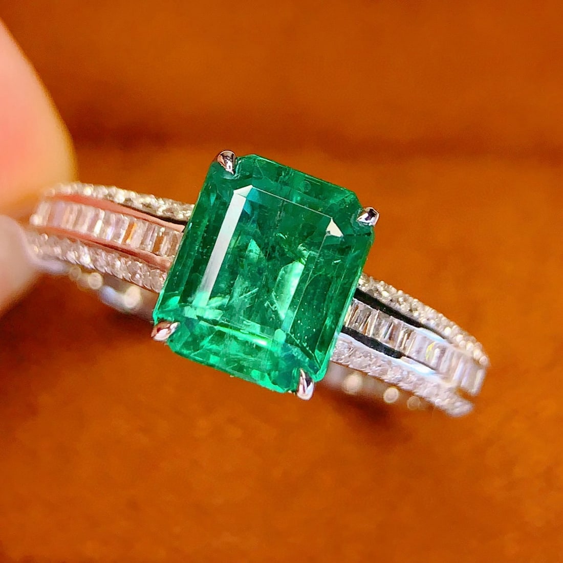 14k Gold 1.75 Ct Natural Emerald & Diamond Ring - 3