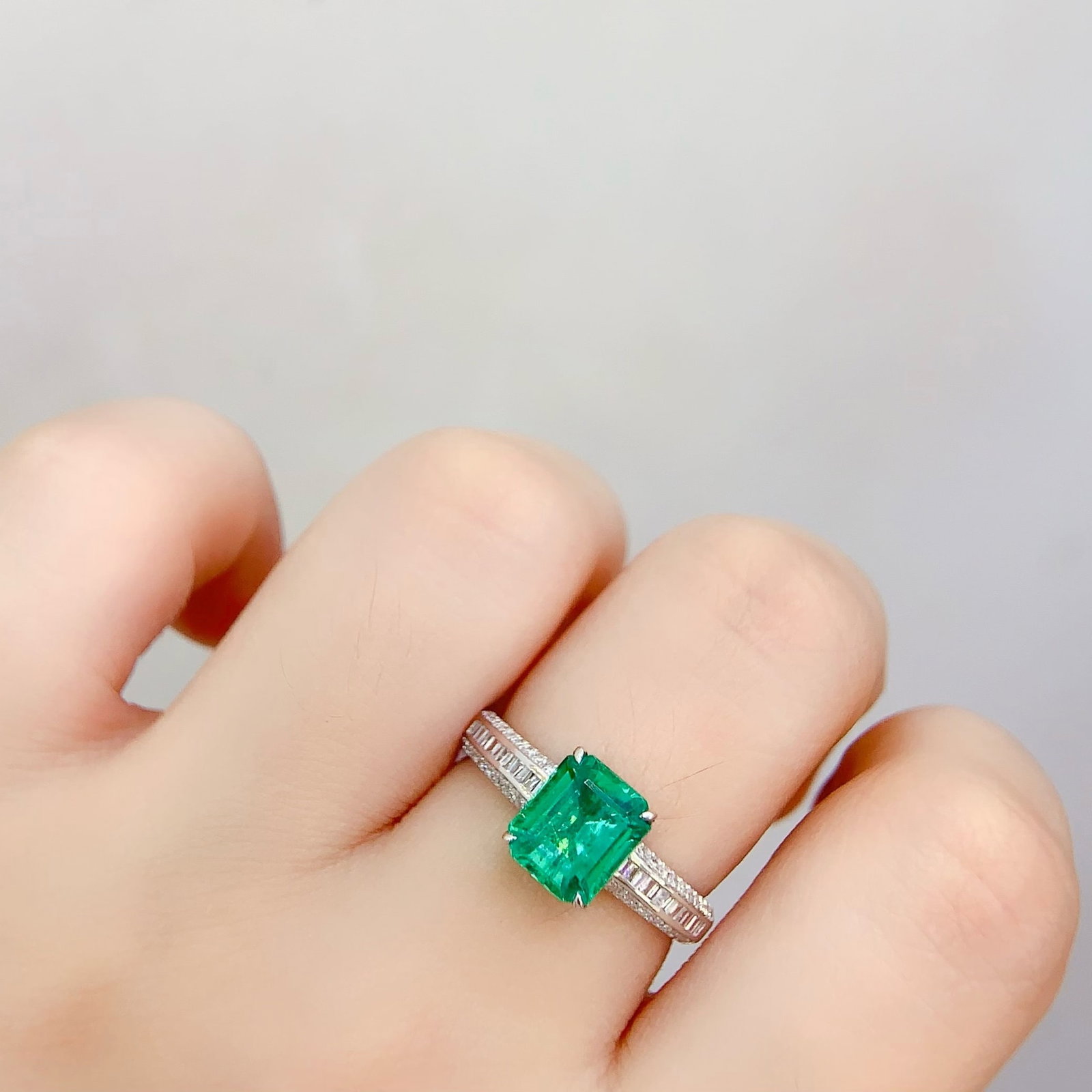 14k Gold 1.75 Ct Natural Emerald & Diamond Ring - 6