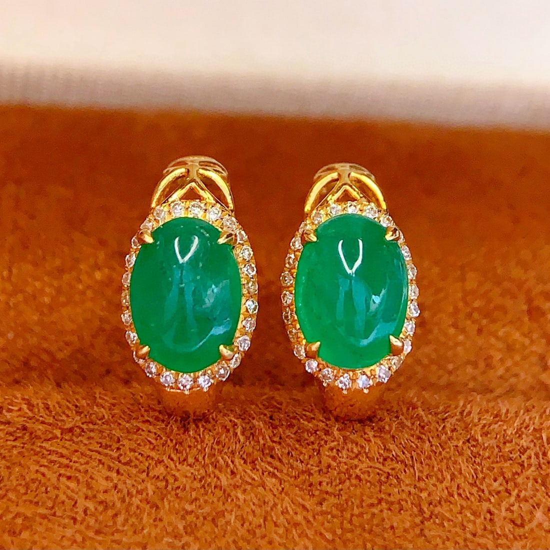 14k Gold 2.00 Ct Natural Emerald & Diamond Earrings: Ref:231163079 // gold content:14k gold // main gemstone:emerald // shape:oval // carat weight:2. 00ct // color:green // treatment:natural // // adjacent gemstone 2 : diamond // number of stones:52 // 