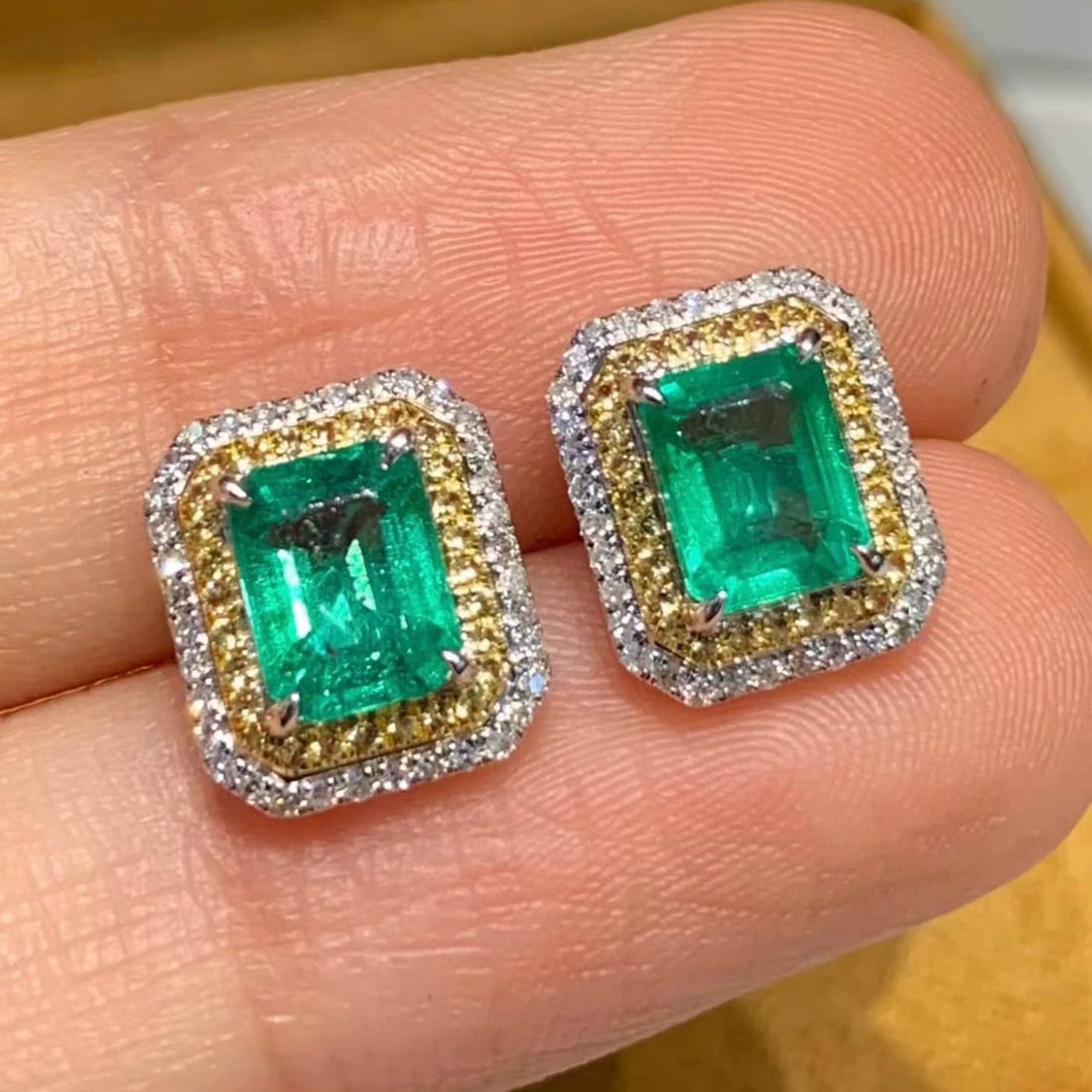 14k Gold 1.45 Ct Natural Emerald & Color Diamond Earrings: Ref:231163081 // gold content:14k gold // main gemstone:emerald // shape:octagonal // carat weight:1. 45ct // color:green // treatment:natural // // adjacent gemstone 2 : color diamond // shape:round