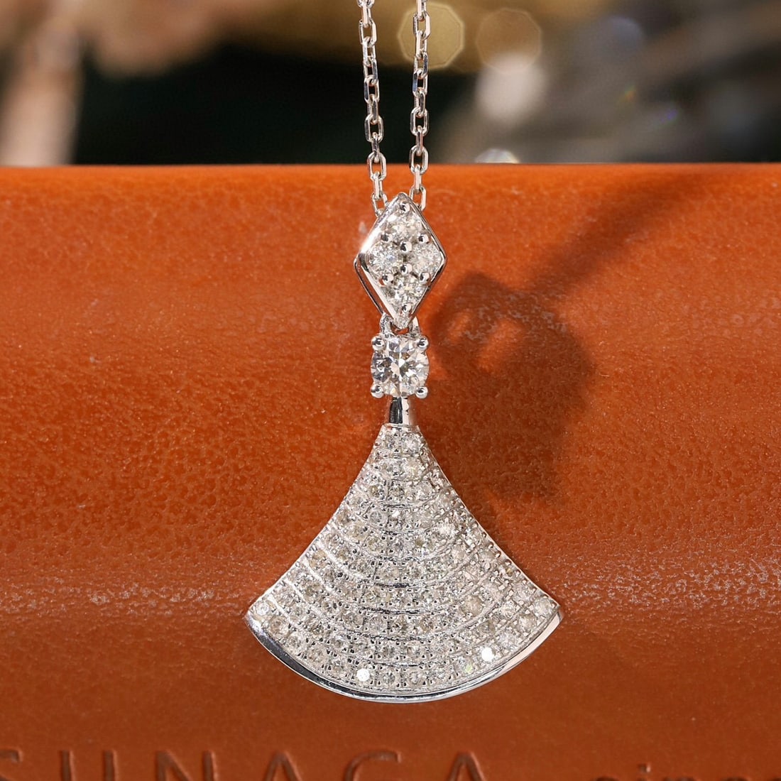 14k Gold 0.65 Ct Natural H Diamond Necklace: Ref:231163088 // gold content:14k gold // main gemstone:diamond // shape:round // carat weight:0. 65ct // clarity grade:vs-si // color:h // treatment:natural // cut grade:g // Low Estimate: 2400