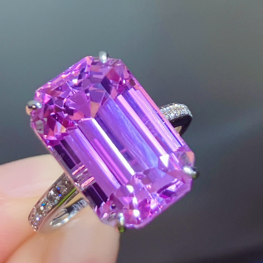 14k Gold 11.70 Ctw Natural Kunzite & Diamond Ring: Ref:231163103 // gold content:14k gold // ring size:7. 25us // // main gemstone:kunzite // shape:octagonal // carat weight:11. 56ct // color:pinkish purple // treatment:natural // // adjacent gemstone
