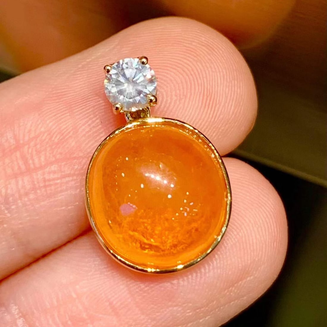 14k Gold 8.30 Ctw Natural Spessartine & Diamond Pendant( Without Chain ): Ref:231163111 // gold content:14k gold // main gemstone:spessartine // shape:oval // carat weight:8. 00ct // color:orange // treatment:natural // // adjacent gemstone 2 : diamond // shape:round //