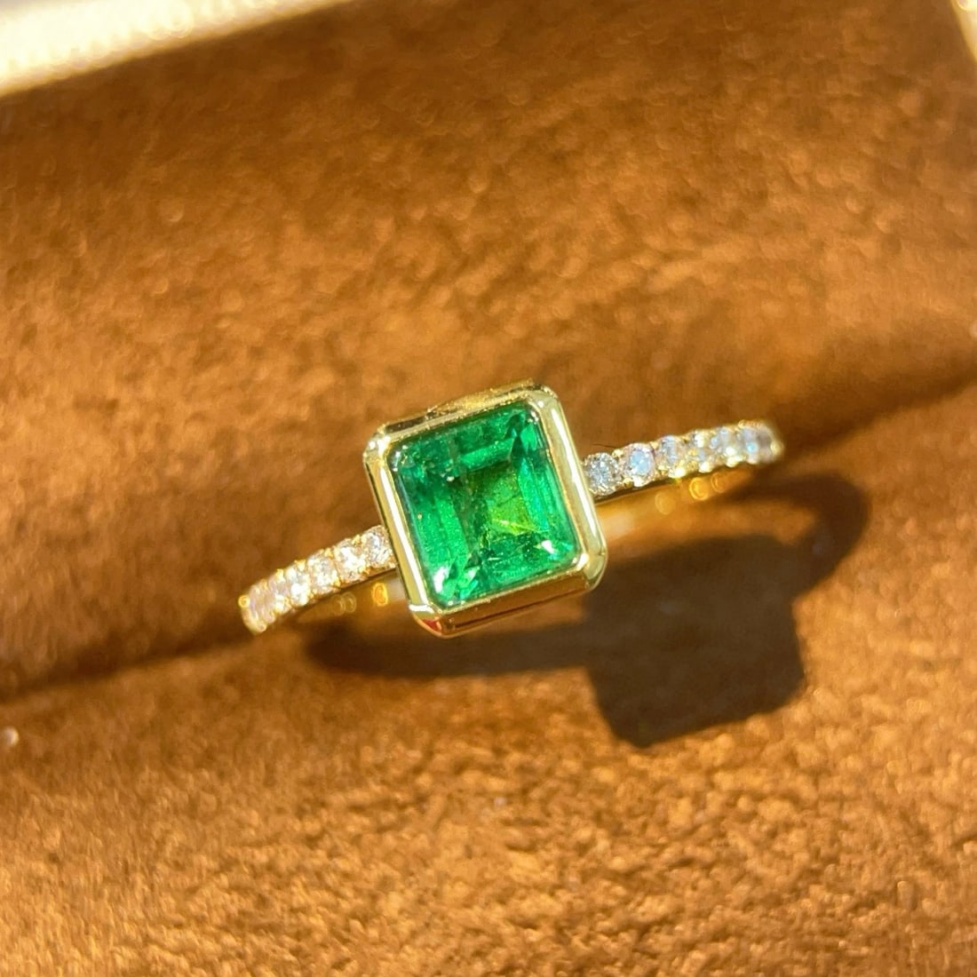 14k Gold 0.88 Ctw Natural Emerald & Diamond Ring: Ref:231163121 // gold content:14k gold // ring size:7. 25us // // main gemstone:emerald // shape:octagonal // carat weight:0. 75ct // color:green // treatment:natural // // adjacent gemstone 2 :