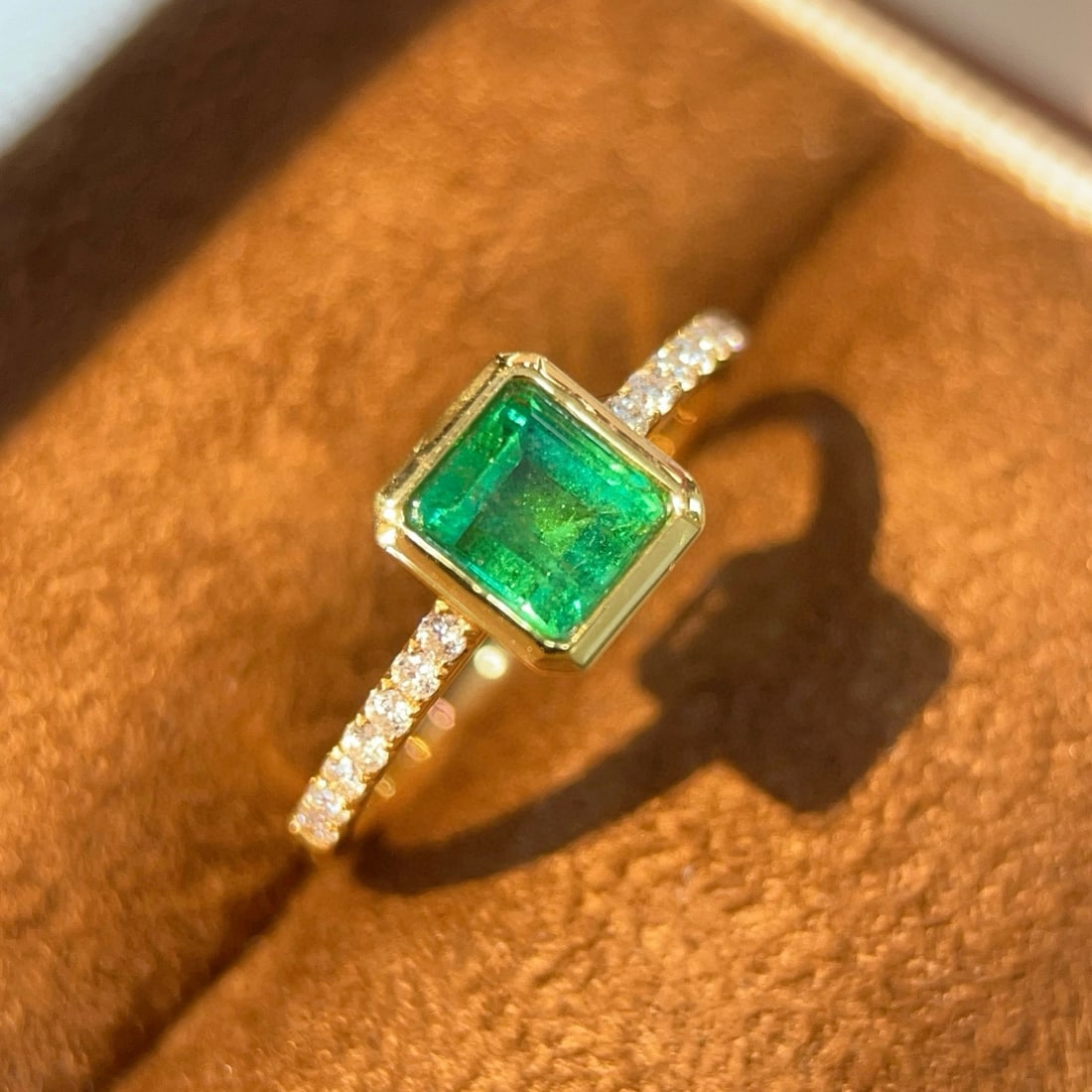 14k Gold 0.88 Ctw Natural Emerald & Diamond Ring - 2