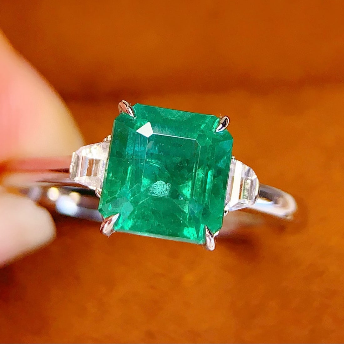 14k Gold 2.3 Ct Natural Emerald & Sapphire Ring: Ref:231163170 // gold content:14k gold // ring size:7. 25us // // main gemstone:emerald // shape:octagonal // carat weight:2. 3ct // color:green // treatment:natural // // adjacent gemstone 2 : sapphi