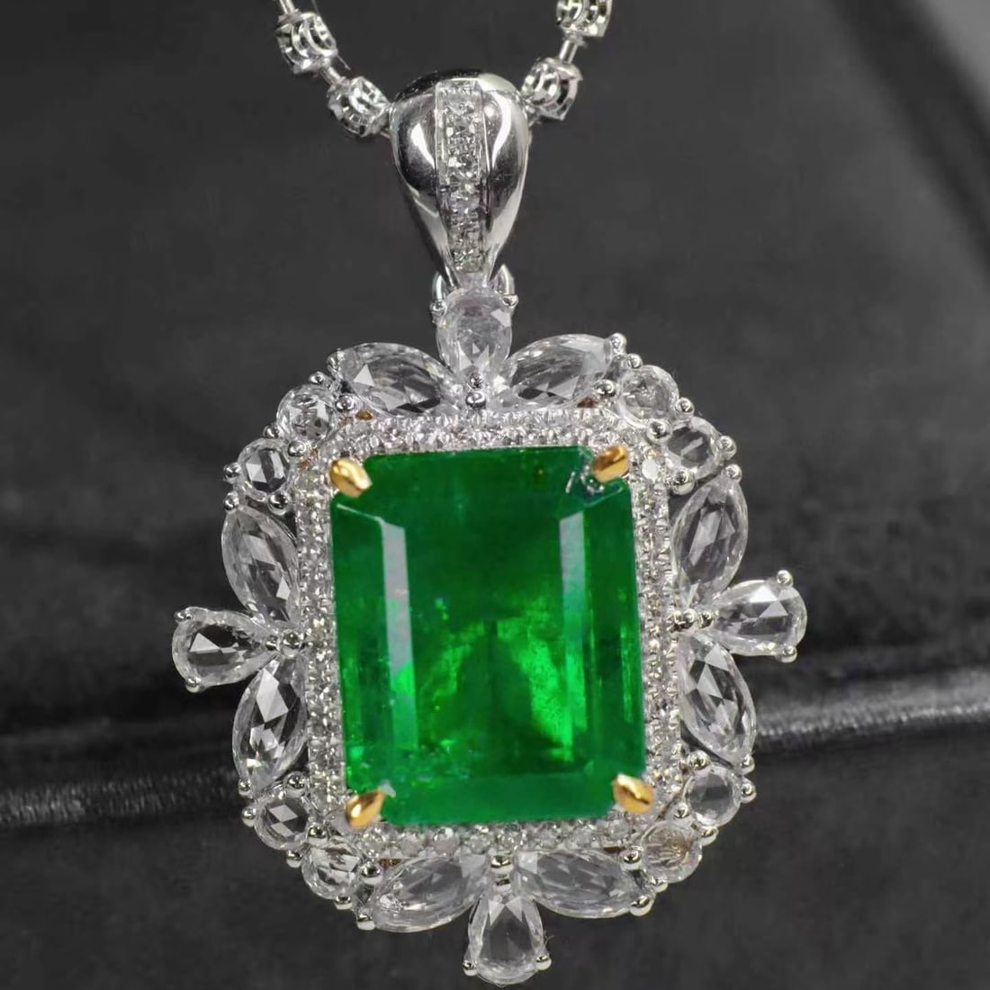 14k Gold 3.23 Ct Natural Emerald & Diamond & Sapphire Pendant( Without Chain ): Ref:231163179 // gold content:14k gold // main gemstone:emerald // shape:octagonal // carat weight:3. 23ct // color:green // treatment:natural // // adjacent gemstone 2 : diamond // shape:round // cla