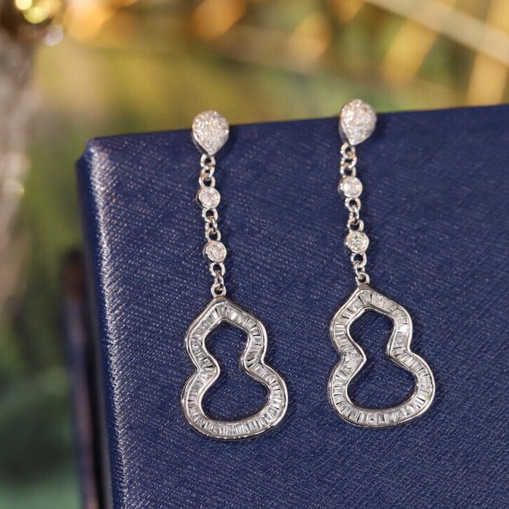 14k Gold 0.70 Ct Natural H Diamond Earrings: Ref:231163195 // gold content:14k gold // main gemstone:diamond // shape:multiple // carat weight:0. 70ct // clarity grade:vs-si // color:h // treatment:natural // Condition: New High Estimate: 2800