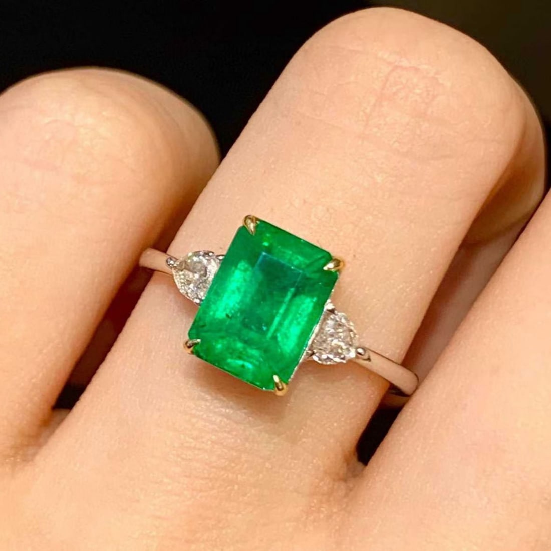 14k Gold 2.3 Ct Natural Emerald & Diamond Ring: Ref:231163229 // gold content:14k gold // ring size:7. 25us // // main gemstone:emerald // shape:octagonal // carat weight:2. 3ct // color:green // treatment:natural // // adjacent gemstone 2 :