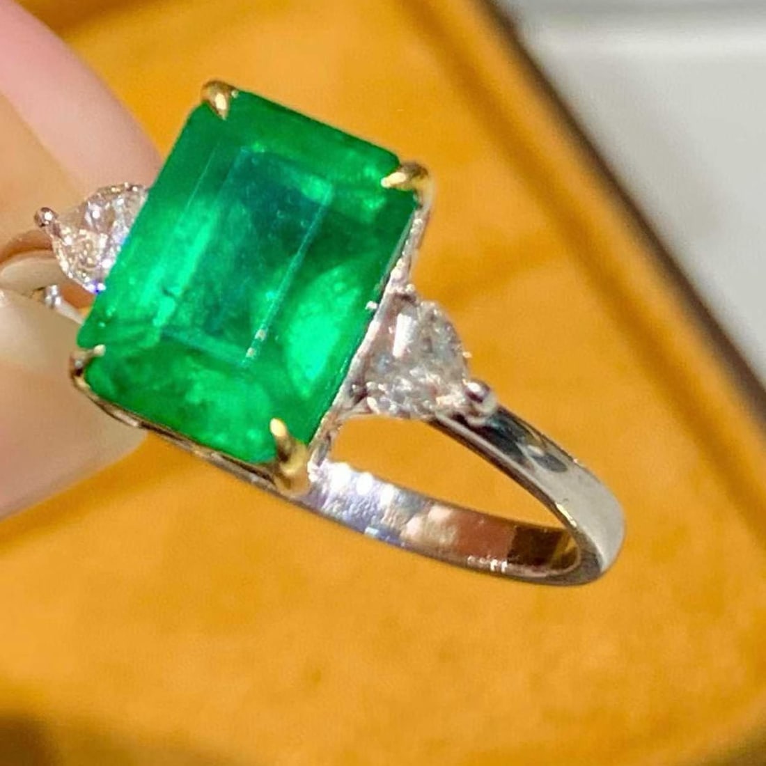 14k Gold 2.3 Ct Natural Emerald & Diamond Ring - 2