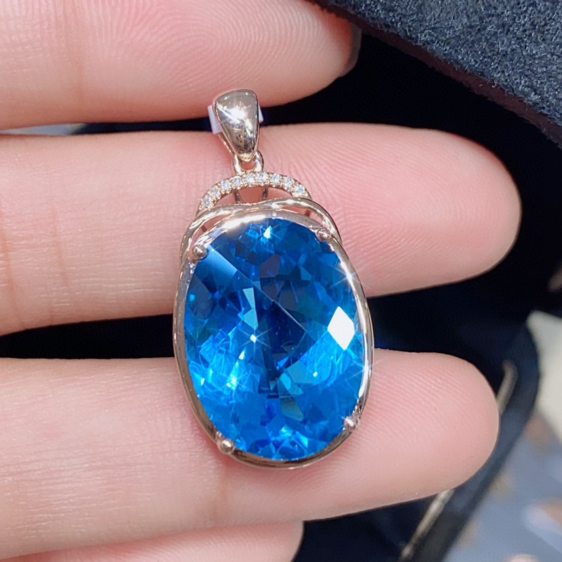 14k Gold 11.77 Ctw Natural Topaz & Diamond Pendant( Without Chain ): Ref:231163247 // gold content:14k gold // main gemstone:topaz // shape:oval // carat weight:11. 75ct // color:blue // treatment:natural // // adjacent gemstone 2 : diamond // number of stones:9 //
