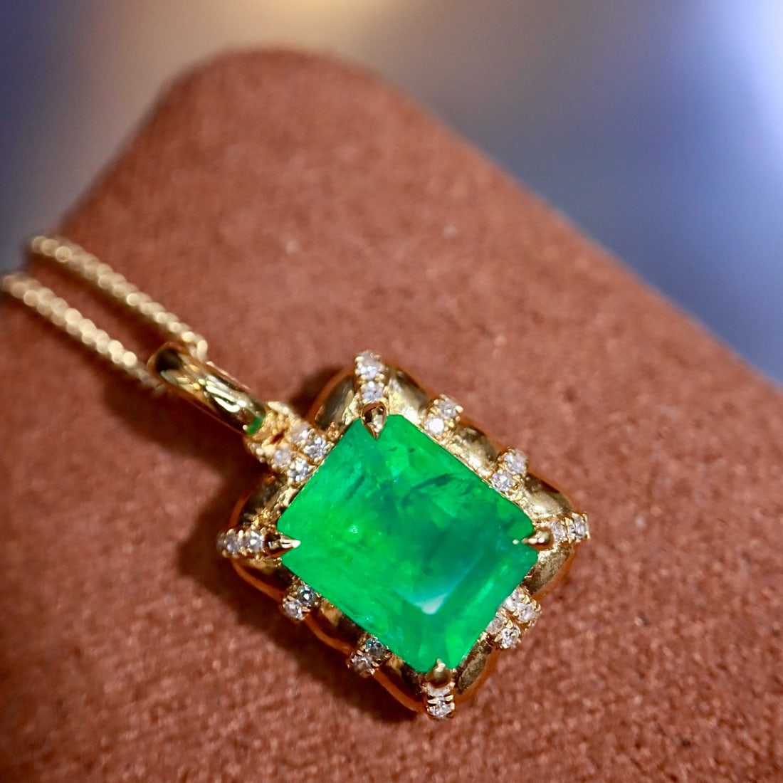 14k Gold 2.02 Ctw Vivid Green Natural Emerald & Diamond Pendant( Without Chain ): Ref:231164041 // gold content:14k gold // main gemstone:emerald // shape:octagonal // carat weight:1. 92ct // color:vivid green // treatment:natural // // adjacent gemstone 2 : diamond // shape:round