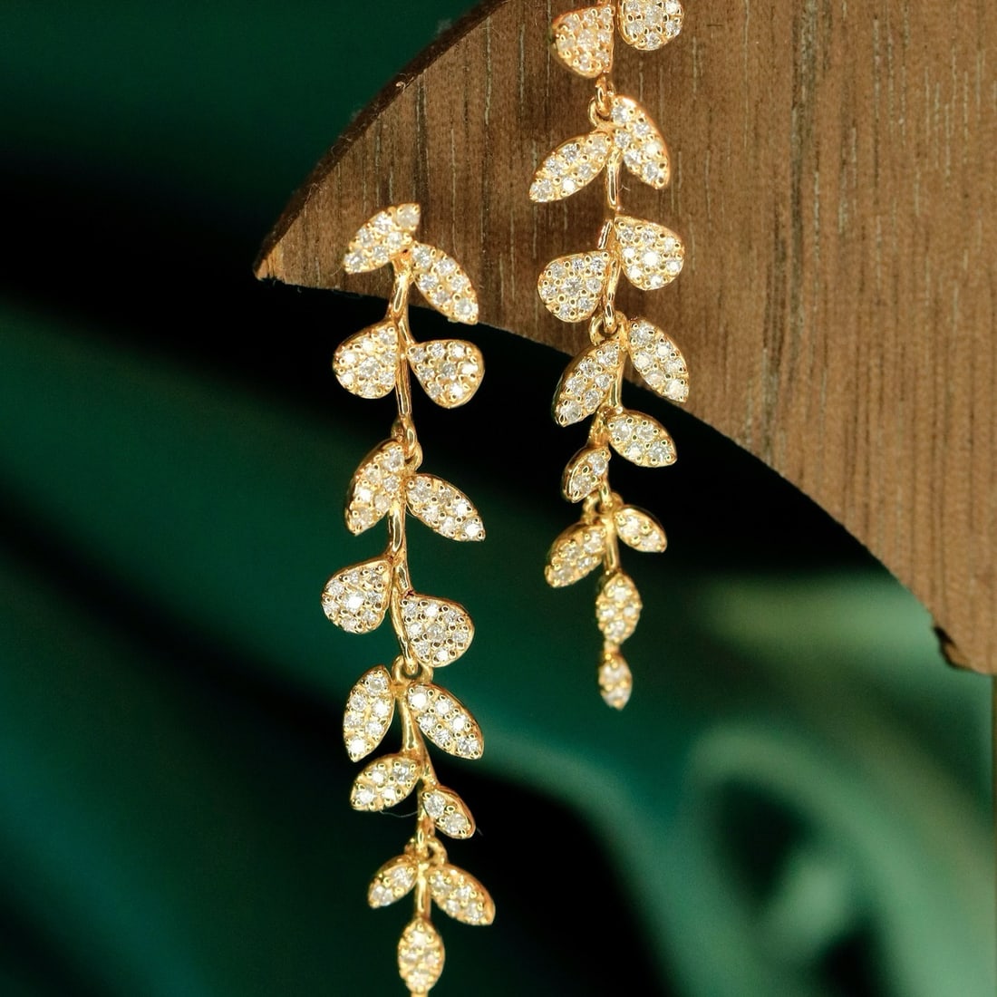 14k Gold 0.6 Ct Natural H Diamond Earrings: Ref:231164050 // gold content:14k gold // main gemstone:diamond // shape:round // carat weight:0. 6ct // clarity grade:vs-si // color:h // treatment:natural // cut grade:g // Low Estimate: 4600 Condit