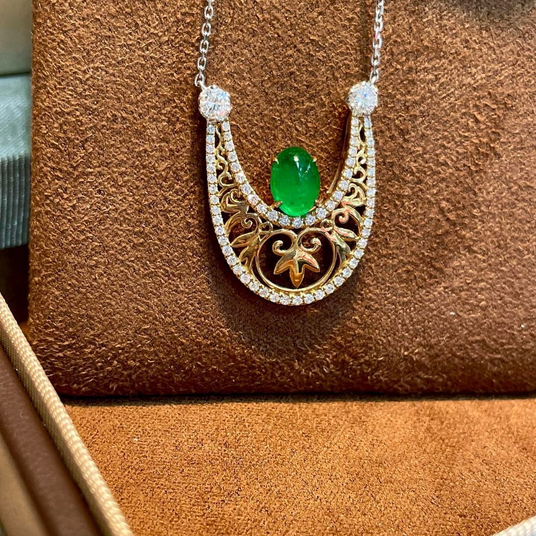14k Gold 1.66 Ctw Vivid Green Natural Emerald & Diamond Necklace: Ref:231164051 // gold content:14k gold // main gemstone:emerald // shape:oval // carat weight:1. 05ct // color:vivid green // treatment:natural // // adjacent gemstone 2 : diamond // shape:round // ca
