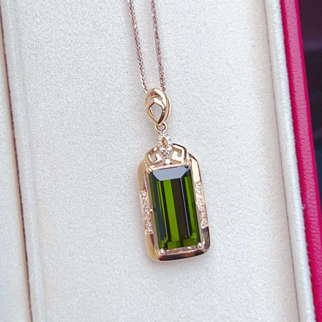14k Gold 4.07 Ctw Natural Tourmaline & Diamond Pendant( Without Chain ): Ref:231164056 // gold content:14k gold // main gemstone:tourmaline // shape:octagonal // carat weight:4ct // color:green // treatment:natural // // adjacent gemstone 2 : diamond // number of
