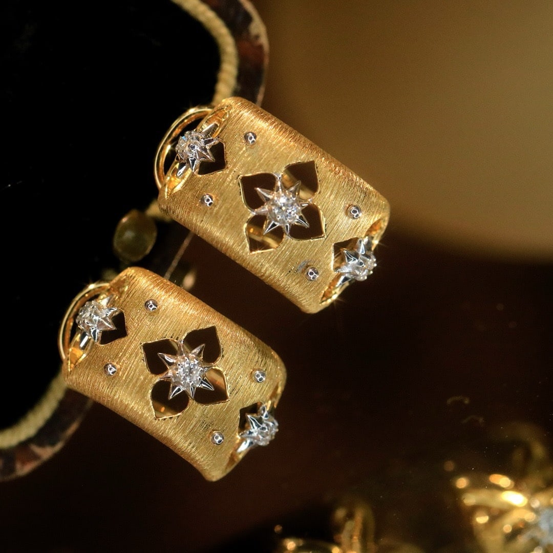 14k Gold 0.1 Ct Natural H Diamond Earrings: Ref:231164083 // gold content:14k gold // main gemstone:diamond // shape:round // carat weight:0. 1ct // clarity grade:vs-si // color:h // treatment:natural // cut grade:g // Condition: New Low Estima