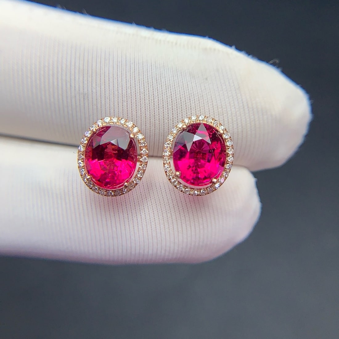 14k Gold 2.32 Ct Natural Tourmaline & Diamond Earrings: Ref:231164087 // gold content:14k gold // main gemstone:tourmaline // shape:oval // carat weight:2. 32ct // color:red // treatment:natural // // adjacent gemstone 2 : diamond // shape:round //