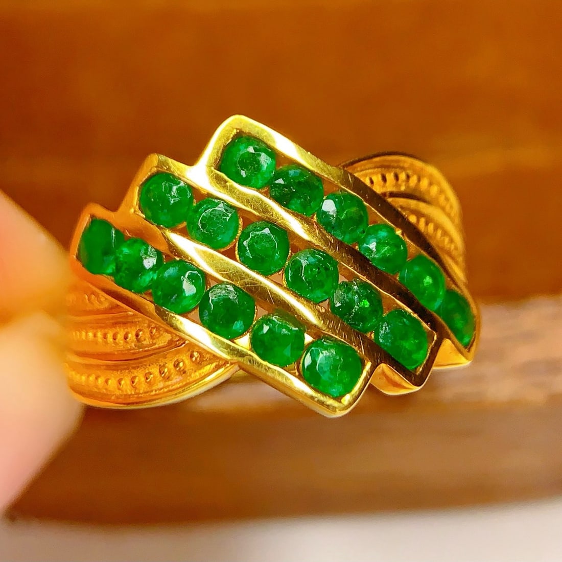 14k Gold 1.5 Ct Vivid Green Natural Emerald Ring: Ref:231164099 // gold content:14k gold // ring size:7. 25us // // main gemstone:emerald // shape:round // carat weight:1. 5ct // color:vivid green // treatment:natural // cut grade:g // Condition: