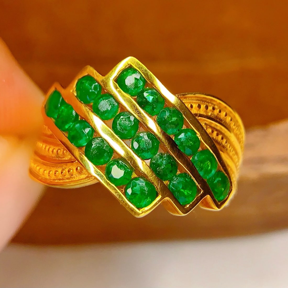 14k Gold 1.5 Ct Vivid Green Natural Emerald Ring - 4