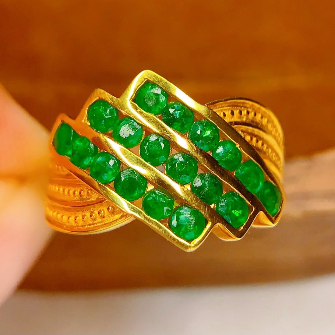 14k Gold 1.5 Ct Vivid Green Natural Emerald Ring - 5