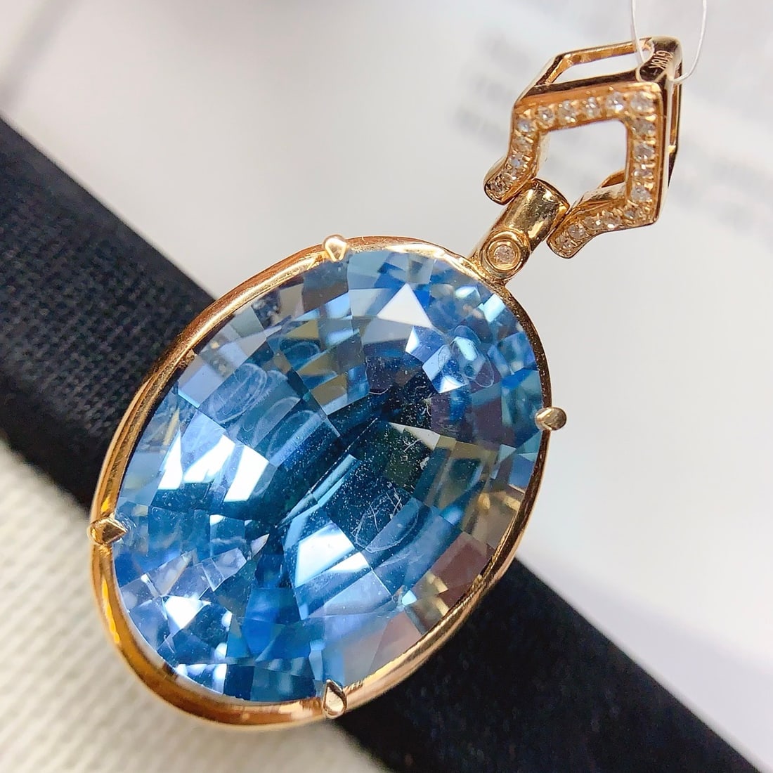 14k Gold 19.15 Ct Natural Topaz & Diamond Pendant( Without Chain ): Ref:231164101 // gold content:14k gold // main gemstone:topaz // shape:oval // carat weight:19. 15ct // color:blue // treatment:natural // // adjacent gemstone 2 : diamond // number of stones:20 //