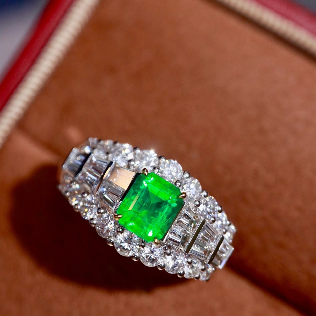 14k Gold 0.93 Ctw Vivid Green Natural Emerald & Diamond Ring (1 of 9)