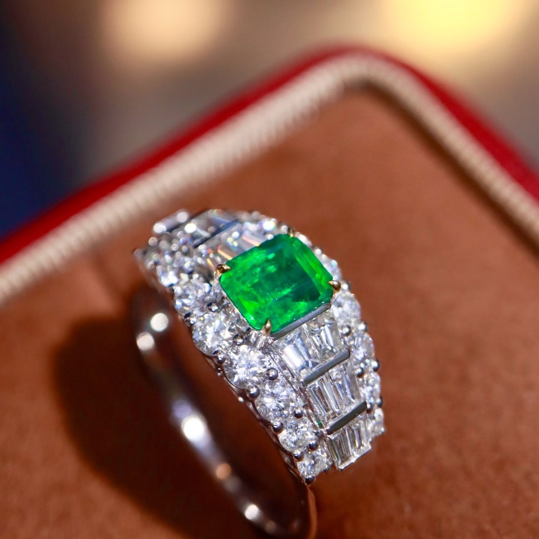 14k Gold 0.93 Ctw Vivid Green Natural Emerald & Diamond Ring - 2